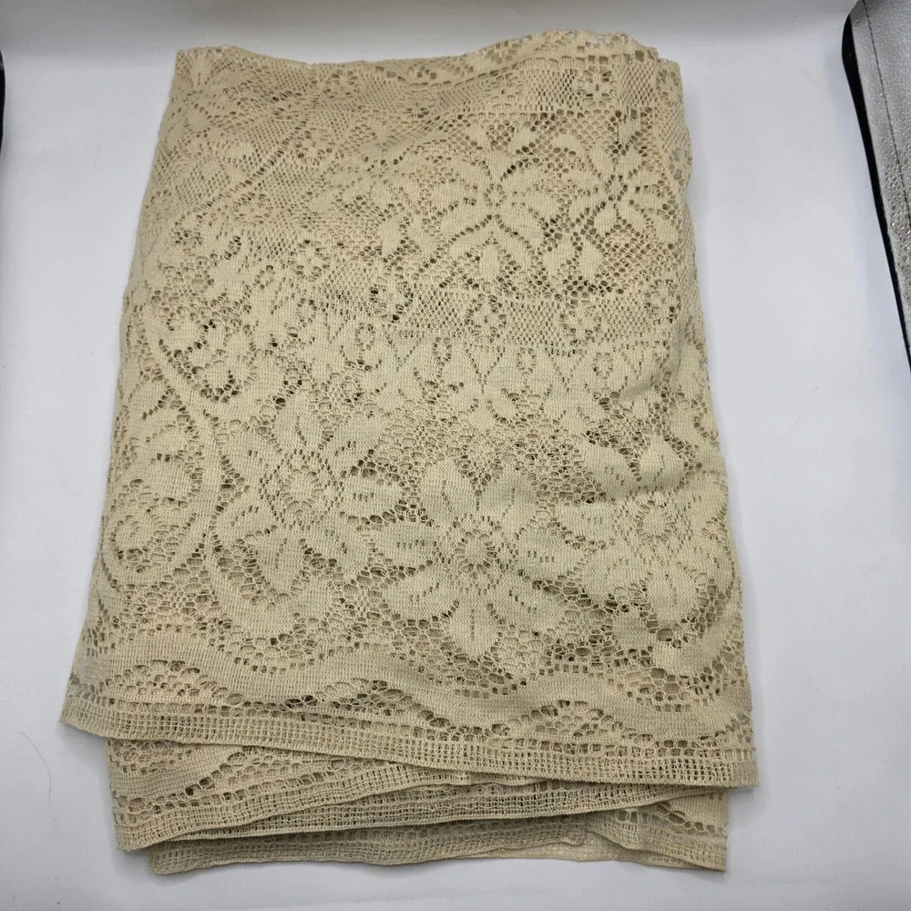 Vintage Cream Lace Tablecloth Floral Medallion Cottagecore Victorian 105x75